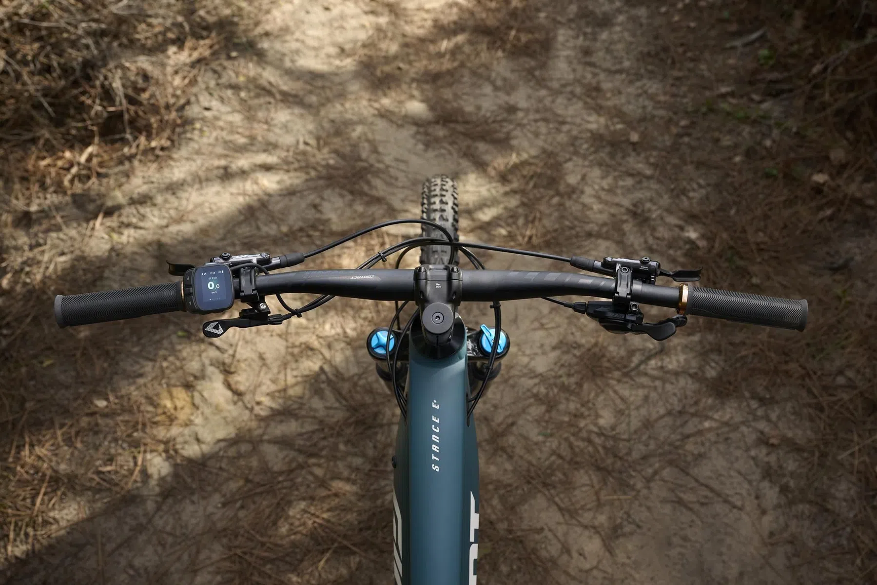 De RideControl Dash 2 kan links of rechts op het stuur worden gemonteerd